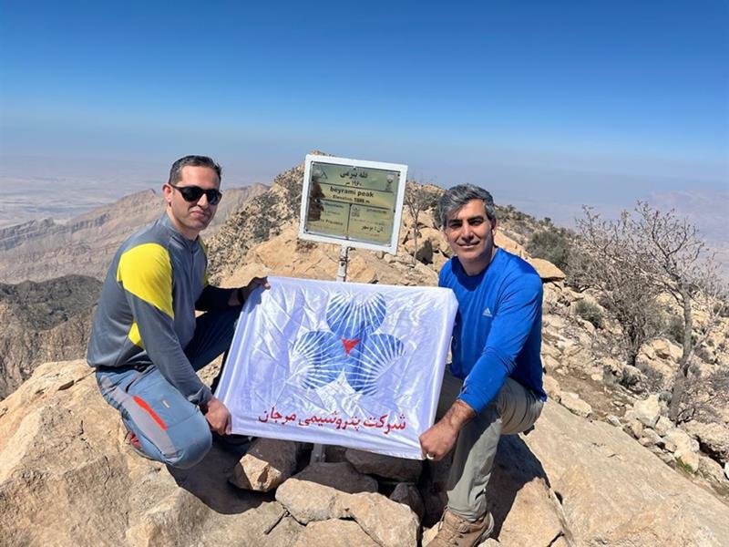 صعود موفق کارکنان پتروشیمی مرجان به بزرگترین قله استان بوشهر